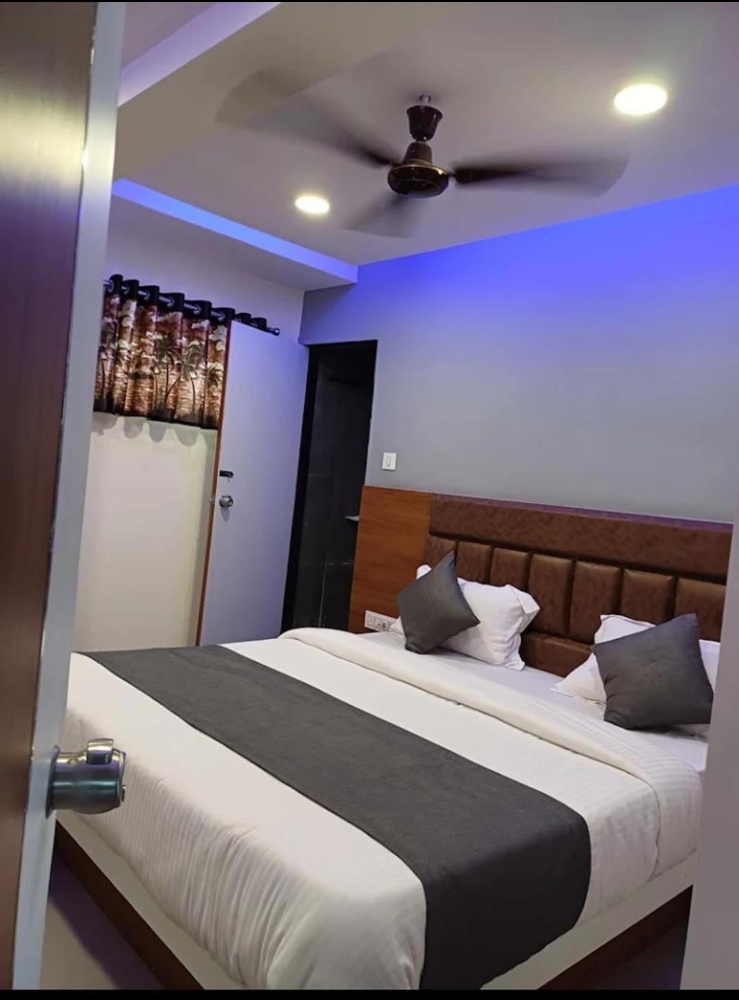 Hotel Anjali Palace อาเมดาบัด ภายนอก รูปภาพ
