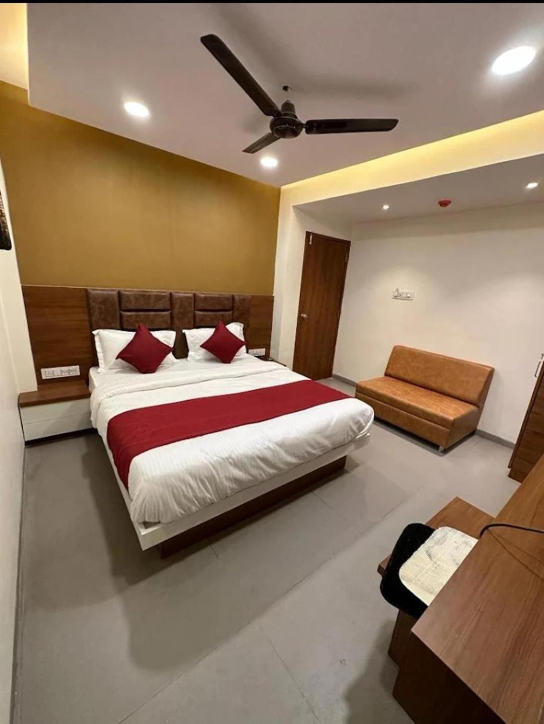 Hotel Anjali Palace อาเมดาบัด ภายนอก รูปภาพ